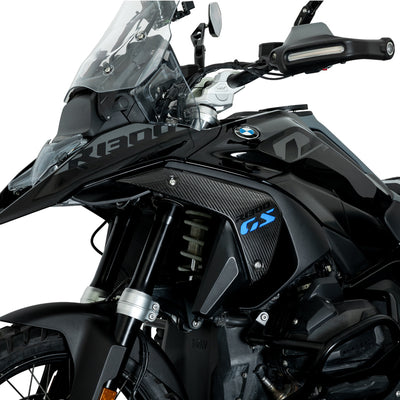 BMW R 1300 GS di tre quarti con le cover radiatore in carbonio montate