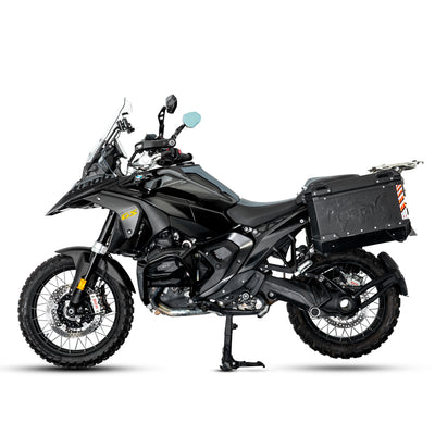 BMW R 1300 GS completa di valigie, lato destro, con le cover radiatore in carbonio