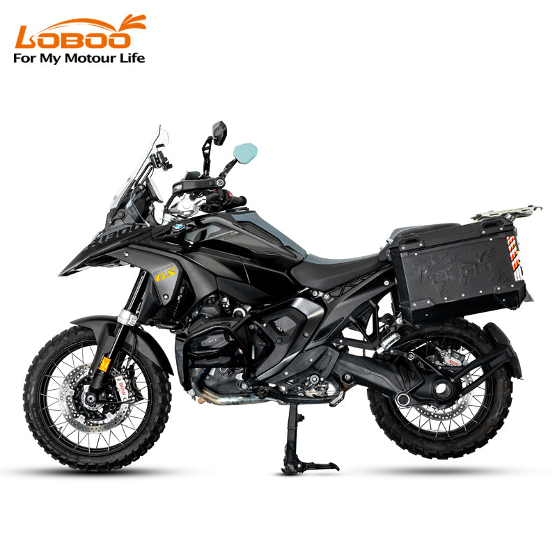 BMW R 1300 GS di profilo dal lato sinistro con le cover radiatore in carbonio LOBOO