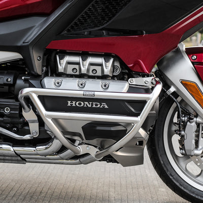 Dettaglio del crash bar LOBOO CHG34 argento davanti al motore della Honda Gold Wing GL1800