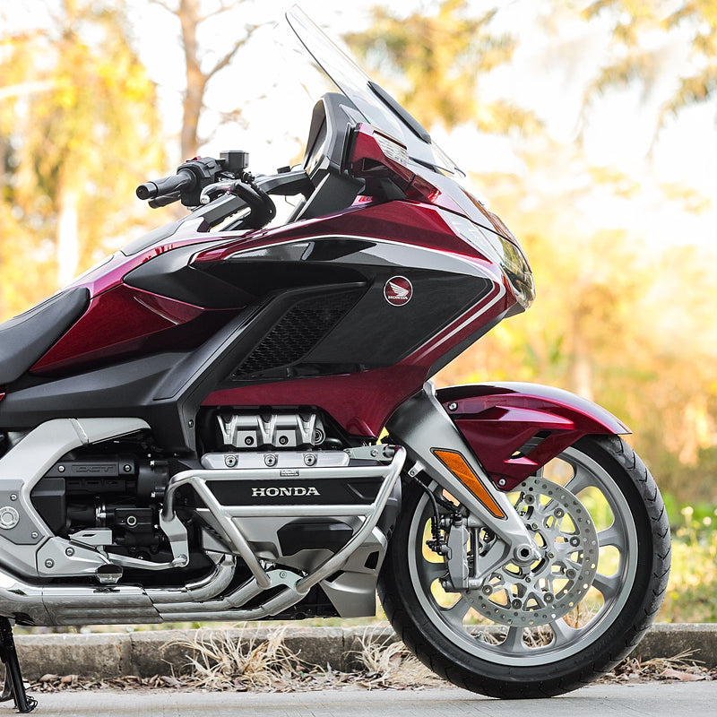 Crash bar LOBOO CHG34 argento sulla Honda Gold Wing GL1800, vista tre quarti anteriore