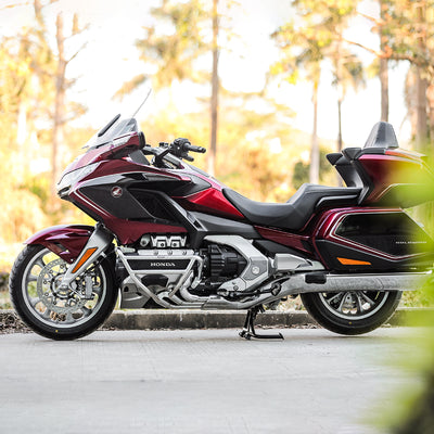 Honda Gold Wing GL1800 con crash bar LOBOO CHG34 argento, vista laterale completa