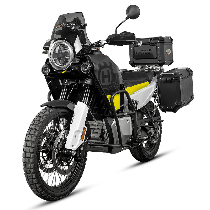 Husqvarna Norden 901 con crash bar LOBOO CHG901 nero e valigie, vista tre quarti anteriore