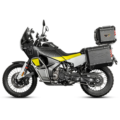 Husqvarna Norden 901 con crash bar LOBOO CHG901 argento e valigie, vista laterale sinistra