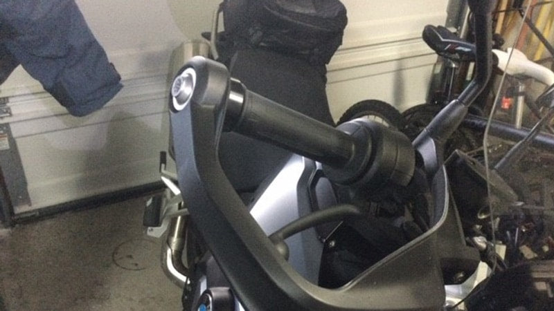 Cruise control Kaoko montato su BMW F 750 GS con paramani originali