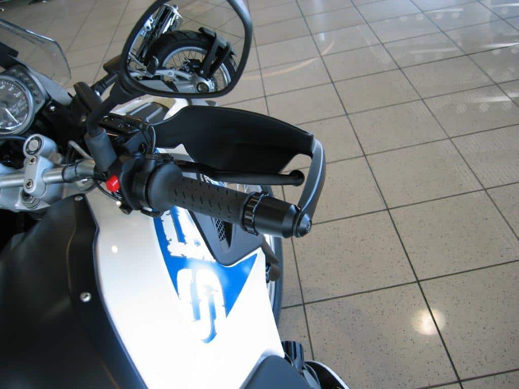 Montaggio del cruise control Kaoko CCF120 sul manubrio destro BMW