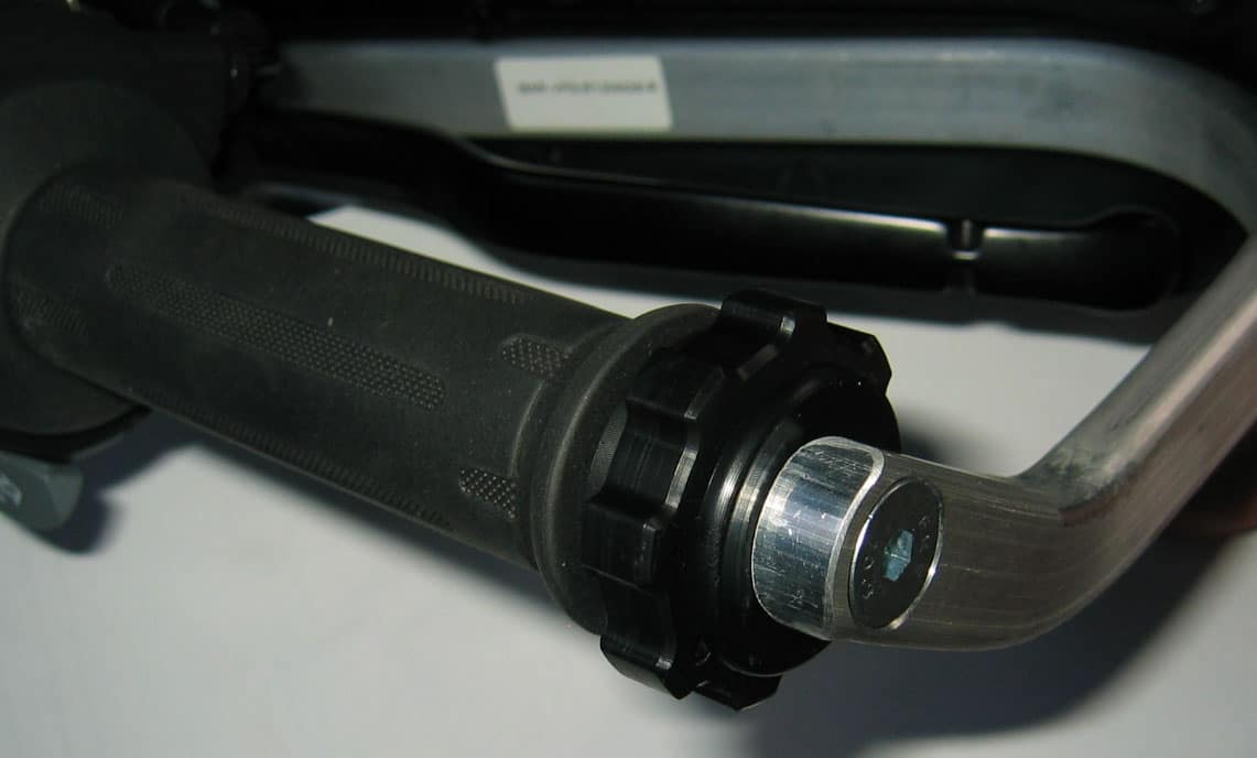 Montaggio del cruise control Kaoko KBB400 sul manubrio destro BMW