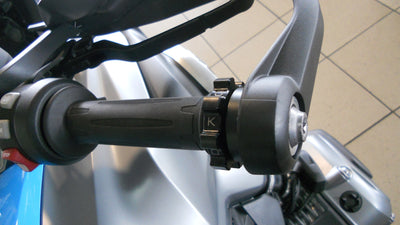 Cruise control Kaoko montato su BMW R 1200 GS LC con paramani originali