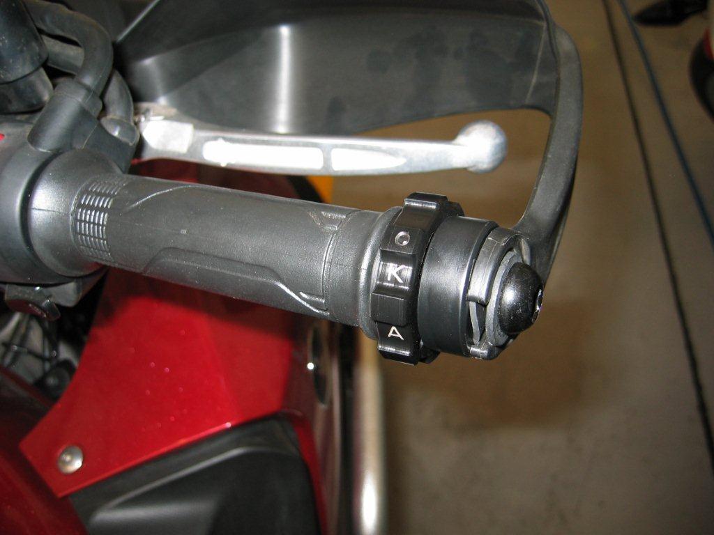 Montaggio del cruise control Kaoko HND200 sul manubrio destro