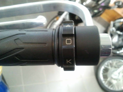 Montaggio del cruise control Kaoko YAM630 sul manubrio destro