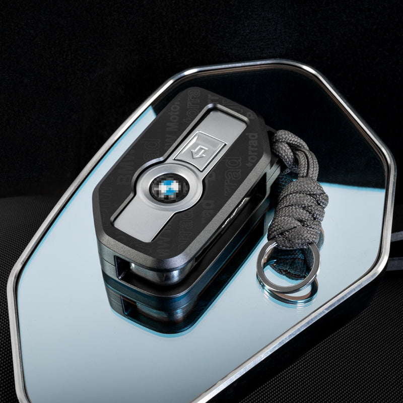 Chiave BMW nella custodia LOBOO XHK081 appoggiata su una superficie a specchio