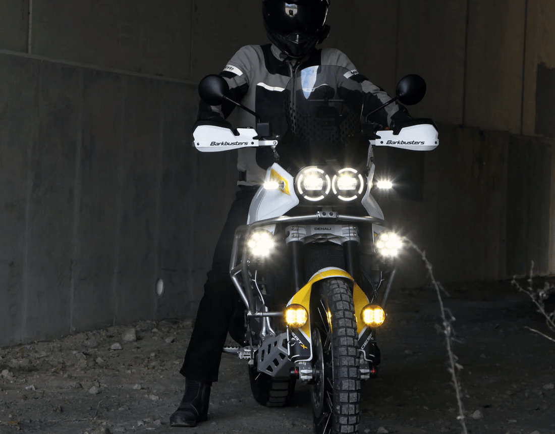 Supporto inferiore faretti DENALI montato su Ducati DesertX / Multistrada V4 – vista 2