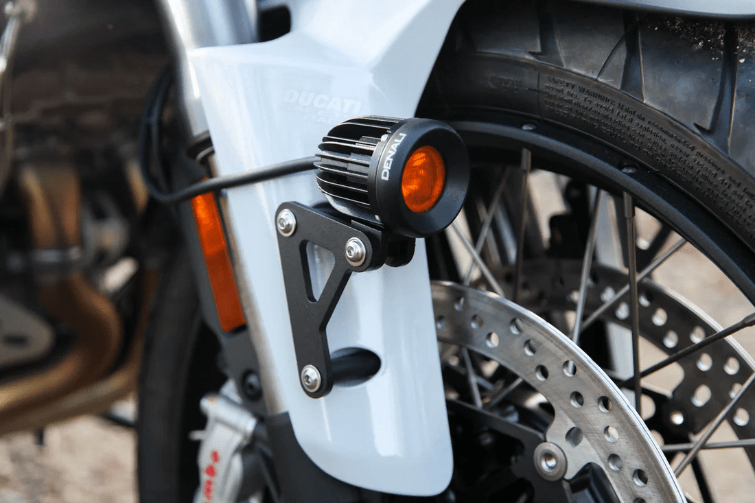 Supporto inferiore faretti DENALI montato su Ducati DesertX / Multistrada V4 – vista 4