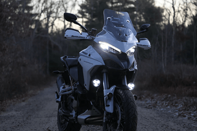 Supporti faretti anteriori superiori DENALI montati sulla Ducati Multistrada V4 – vista 4