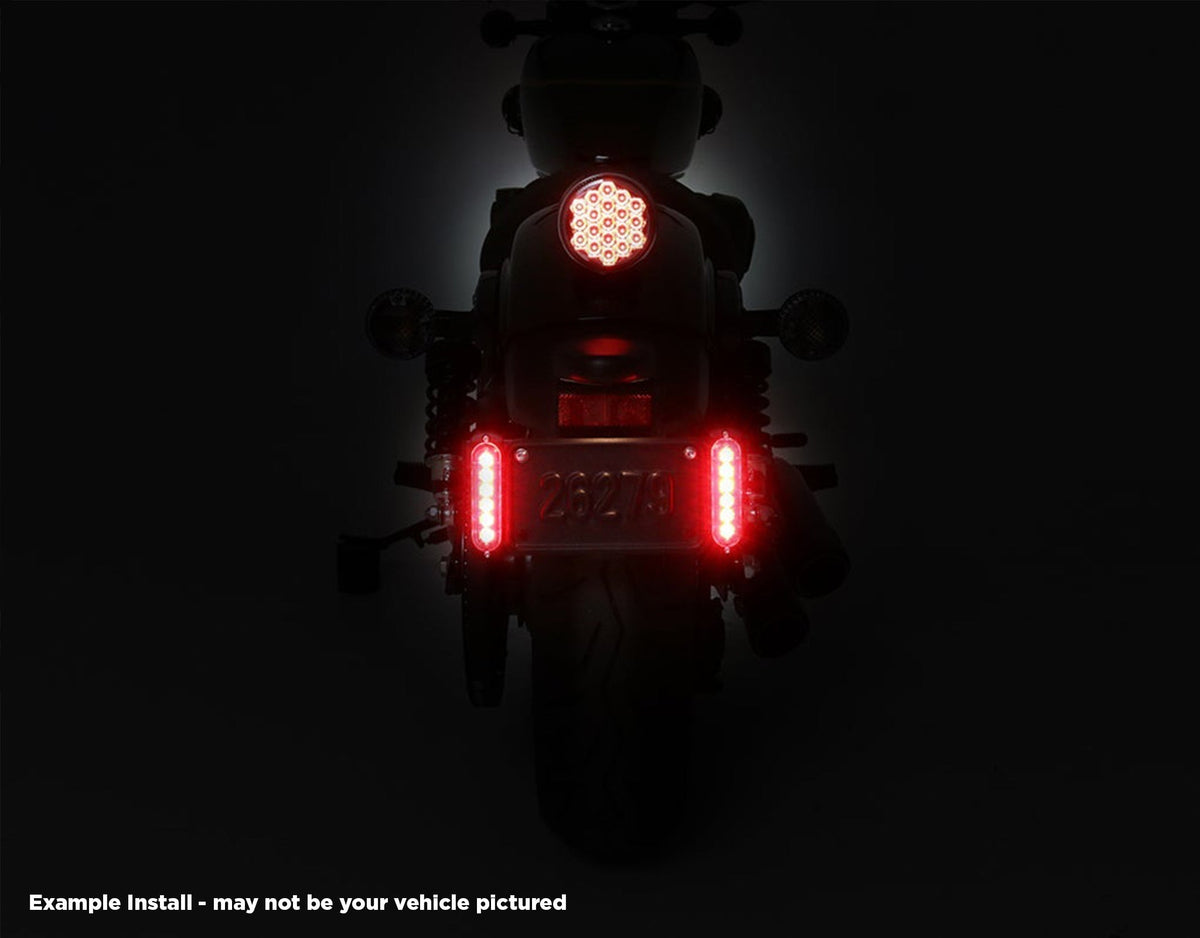 Doppia luce freno B6 DENALI accesa ai lati della targa sulla Ducati DesertX, vista notturna