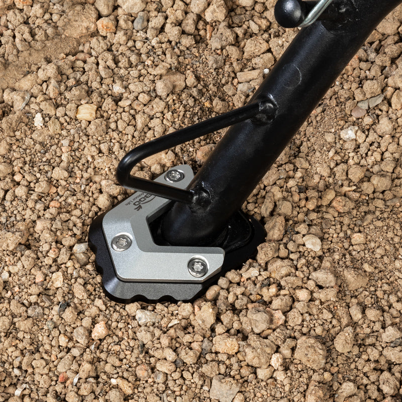 Dettaglio dell'appoggio dell'estensione CJC603 su terra battuta, con le scanalature antiscivolo a contatto