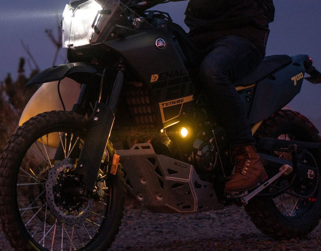 Faretto LED DENALI D2 acceso, fascio spot sulla strada