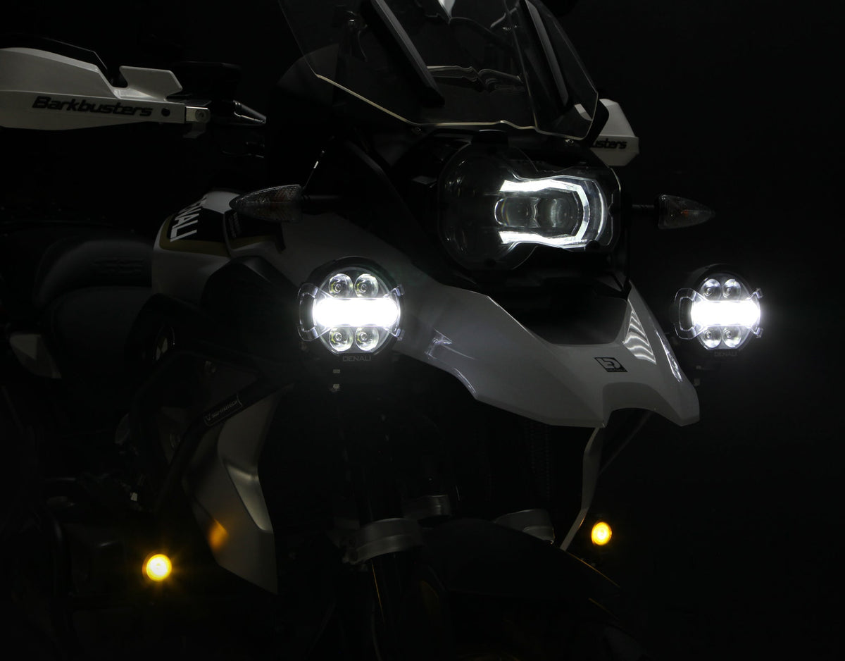 Faretti DENALI D7 PRO montati su BMW R 1250 GS accesi di notte
