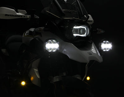 Faretto DENALI D7 PRO montato su BMW R 1250 GS acceso di notte