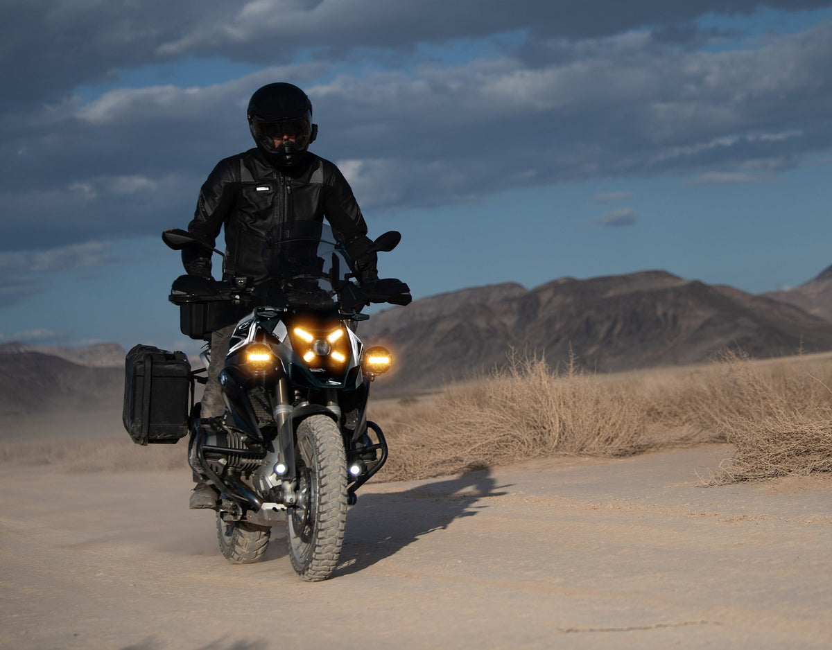Faretto DENALI D7 PRO montato su BMW R 1300 GS, vista laterale