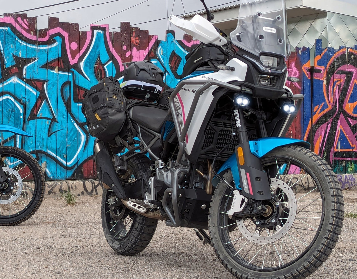 Faretti DENALI DL2 montati su moto, vista frontale