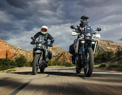 Faretti DENALI DL2 montati sul paramotore di una moto