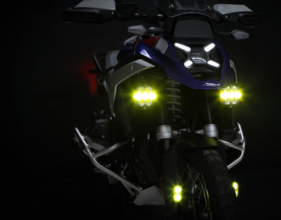 Faretti DENALI DL2 montati su moto, dettaglio del fissaggio