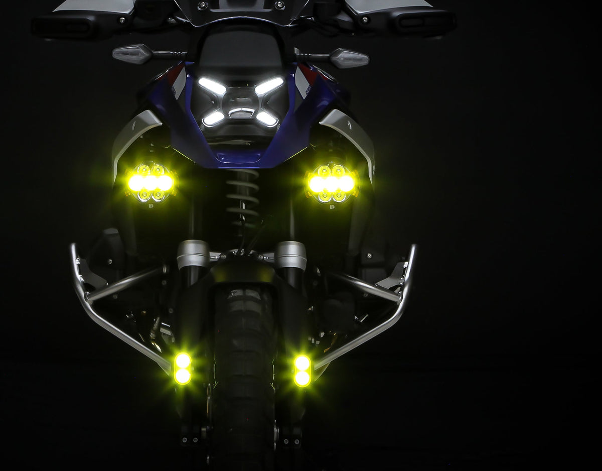 Faretti DENALI DL2 accesi su moto, vista laterale