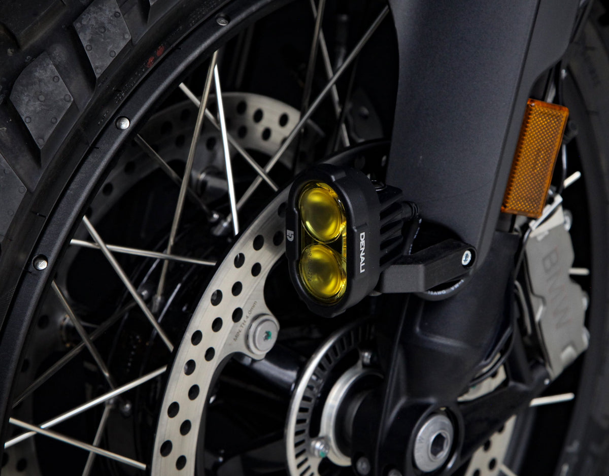 Faretti DENALI DL2 montati su moto in ambiente esterno