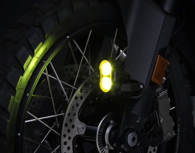 Faretti DENALI DL2 montati su moto, vista ravvicinata
