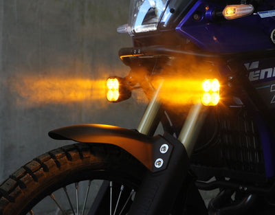 Coppia di faretti DENALI DL4 montati su moto, vista frontale