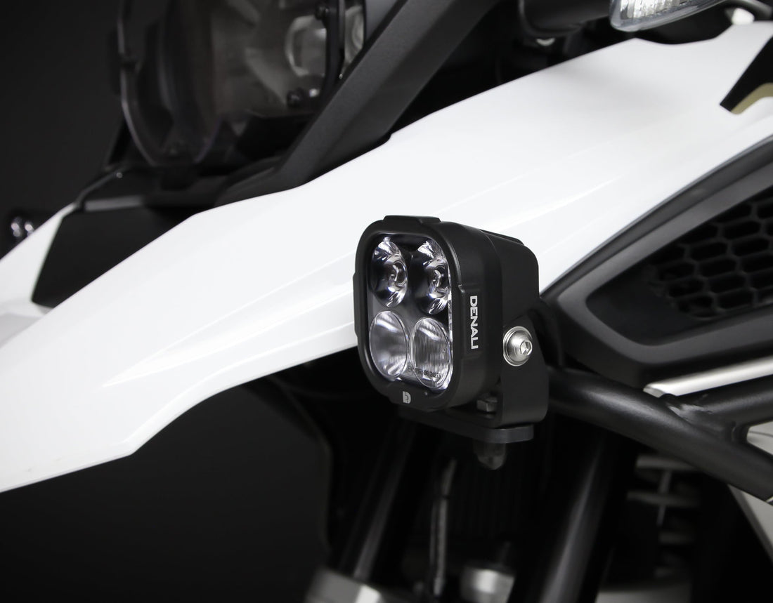 Coppia di faretti DENALI DL4 montati su moto, dettaglio del fissaggio