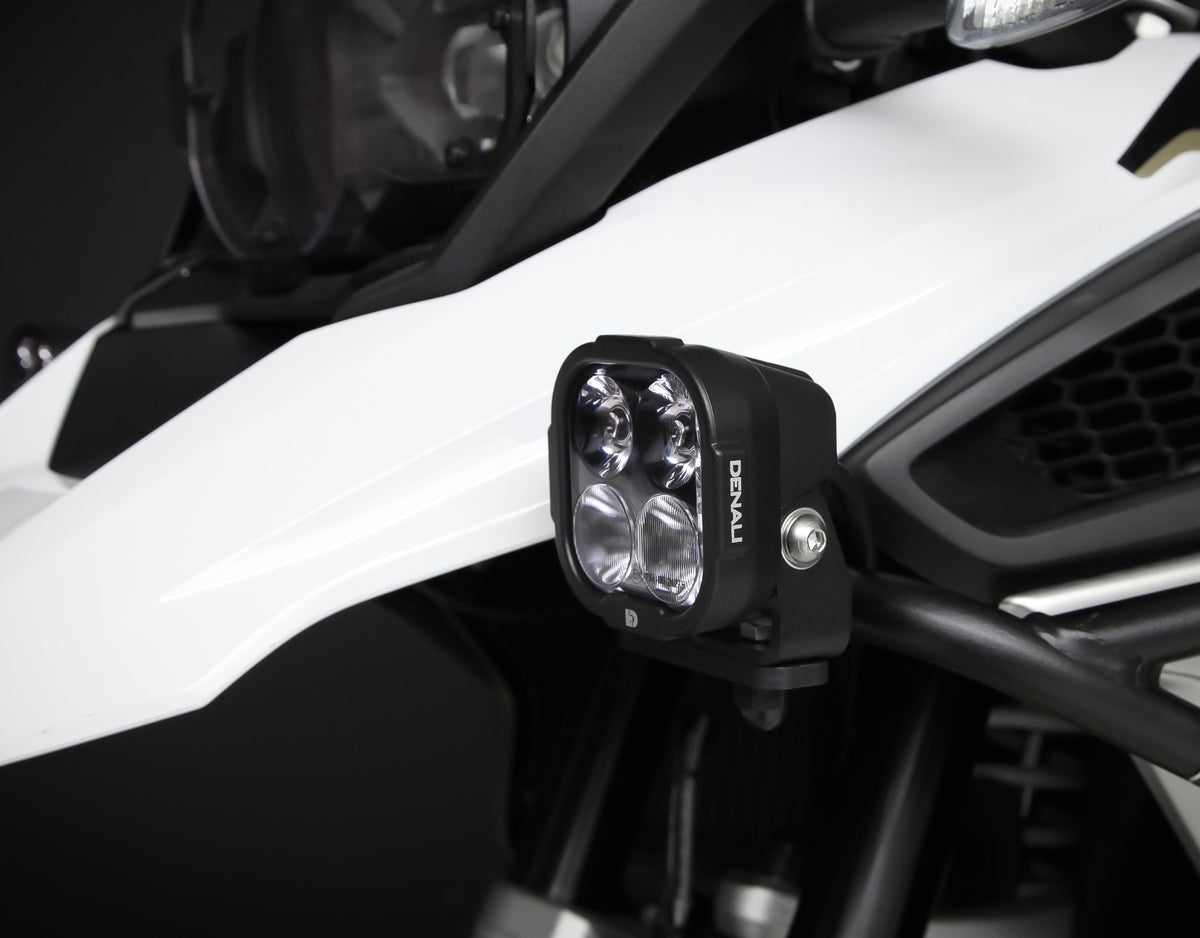 Coppia di faretti DENALI DL4 montati su moto, dettaglio del fissaggio