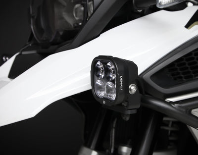 Coppia di faretti DENALI DL4 montati su moto, dettaglio del fissaggio