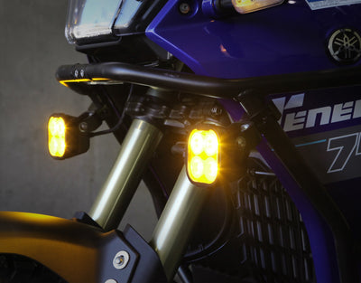 Coppia di faretti DENALI DL4 accesi su moto con fascio giallo