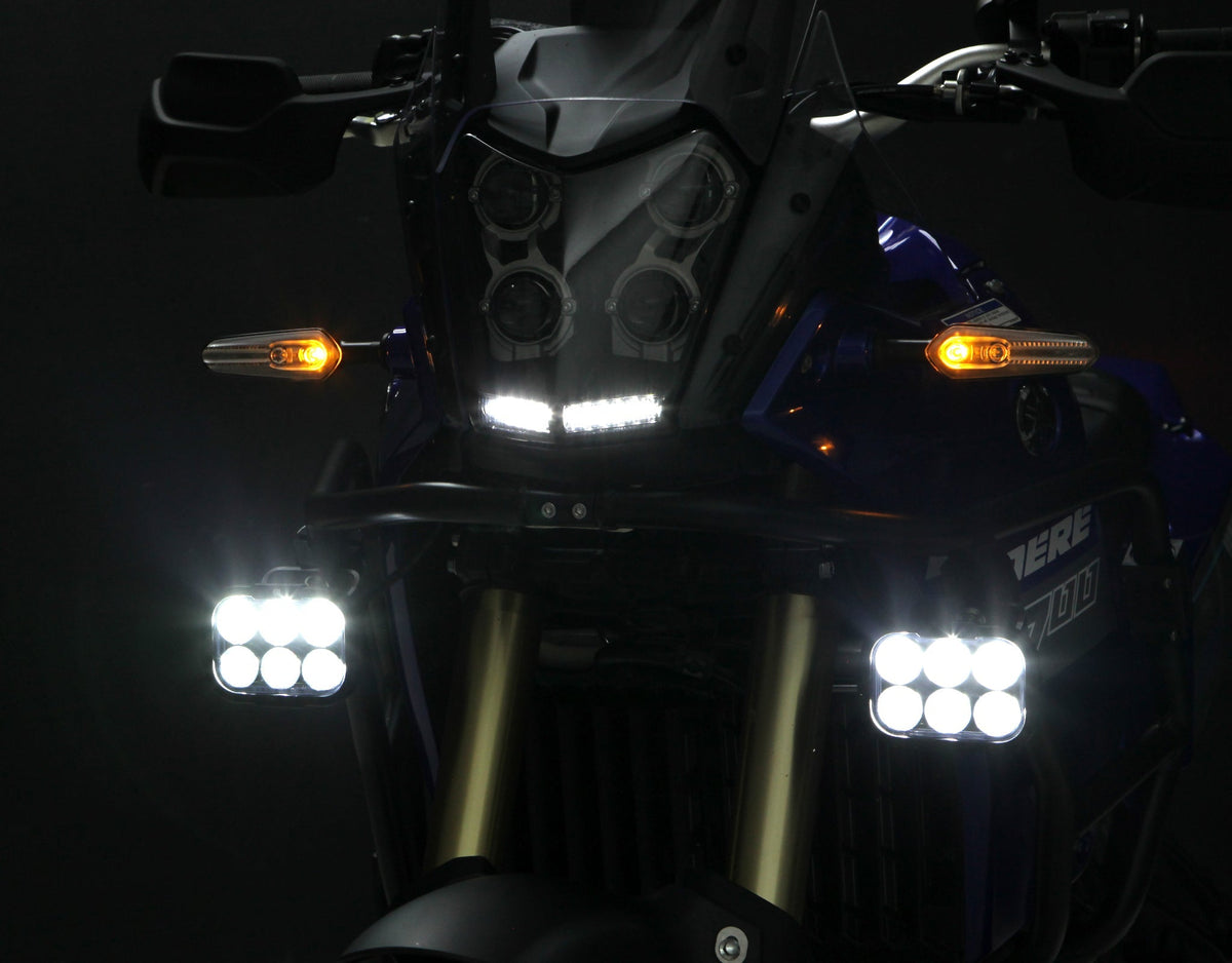 Faretti DENALI DL6 montati su moto, vista frontale