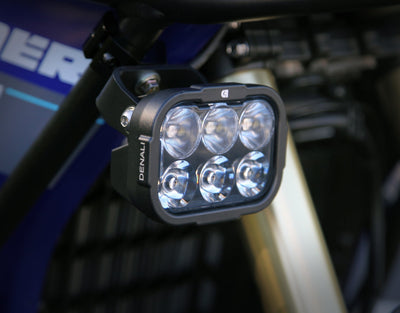 Faretti DENALI DL6 montati sul paramotore di una moto