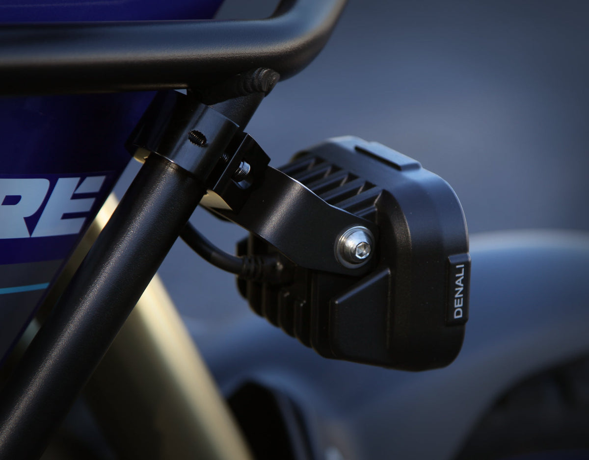 Faretti DENALI DL6 montati su moto, dettaglio del fissaggio