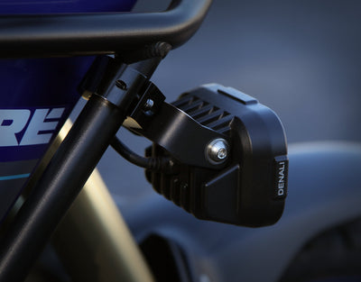 Faretti DENALI DL6 montati su moto, dettaglio del fissaggio