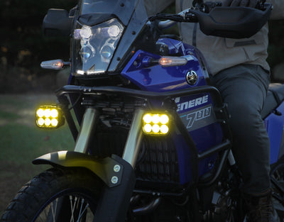 Faretti DENALI DL6 accesi su moto, vista laterale