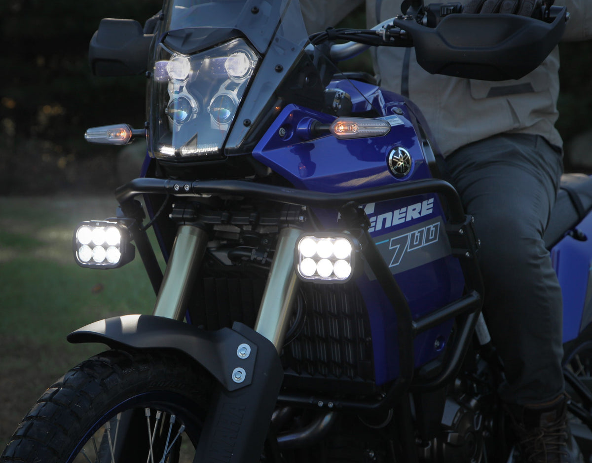 Faretti DENALI DL6 montati su moto, vista ravvicinata