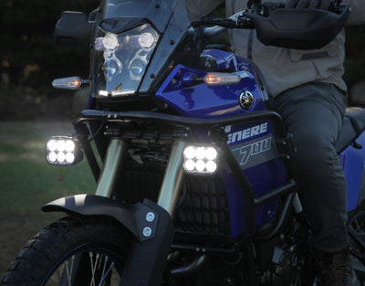 Faretti DENALI DL6 montati su moto, vista ravvicinata
