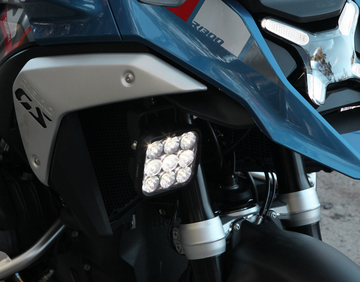 Faretto DENALI DL9 montato su moto, vista frontale