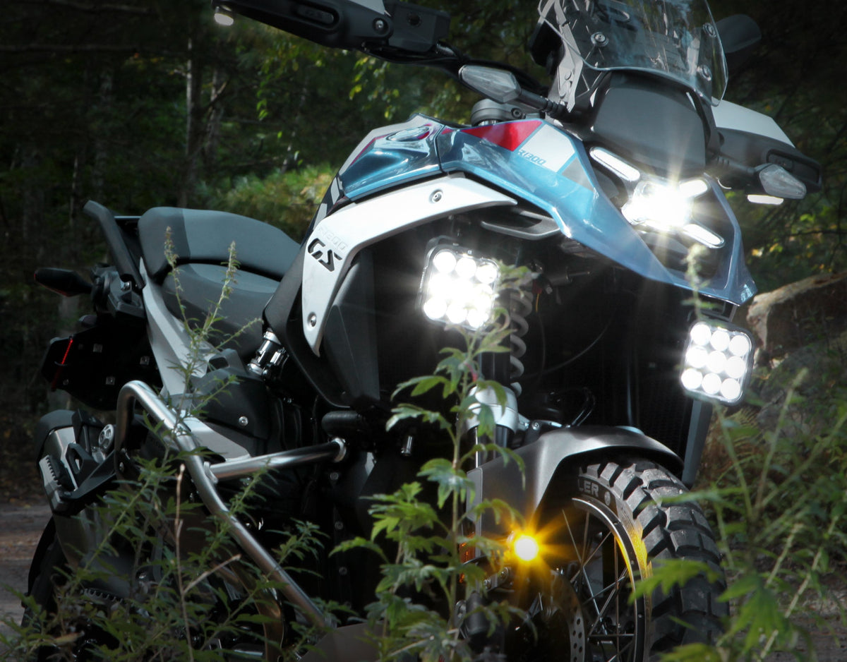 Faretto DENALI DL9 acceso su moto, vista laterale