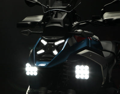 Faretti DENALI DL9 montati su moto, dettaglio del fissaggio