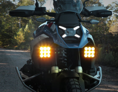 Faretti DENALI DL9 accesi su moto con fascio ambra