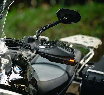 Freccia LED LOBOO accesa sul paramano di una BMW GS, vista dal lato pilota