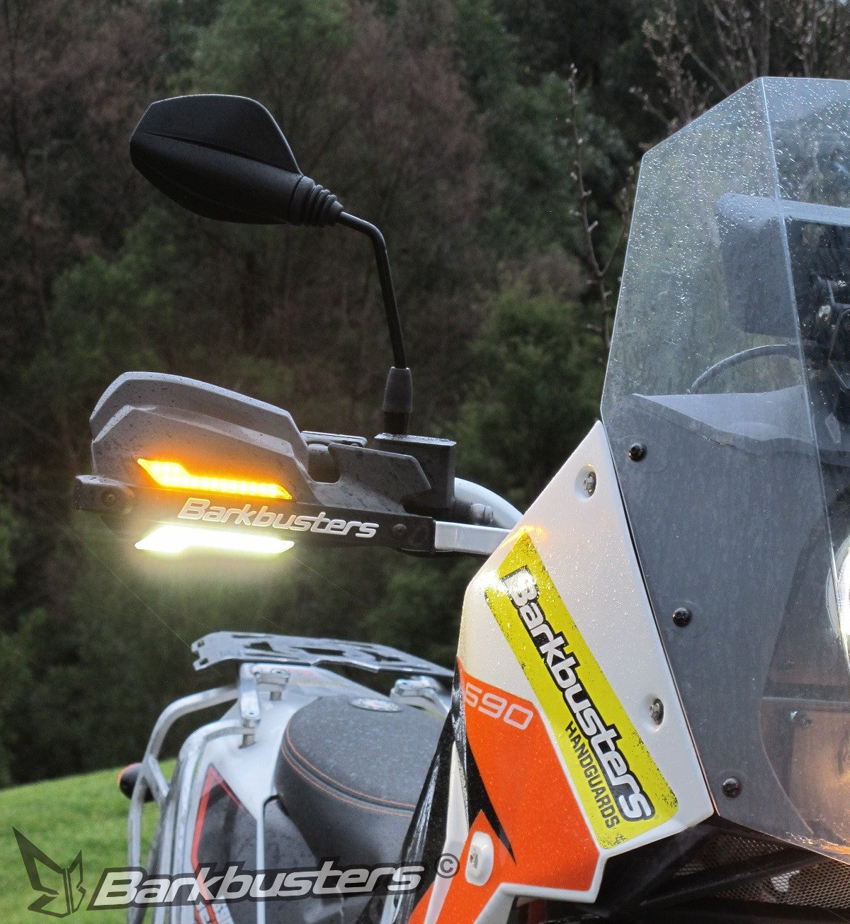 Frecce a LED Barkbusters LED-001 accese su una moto, vista notturna