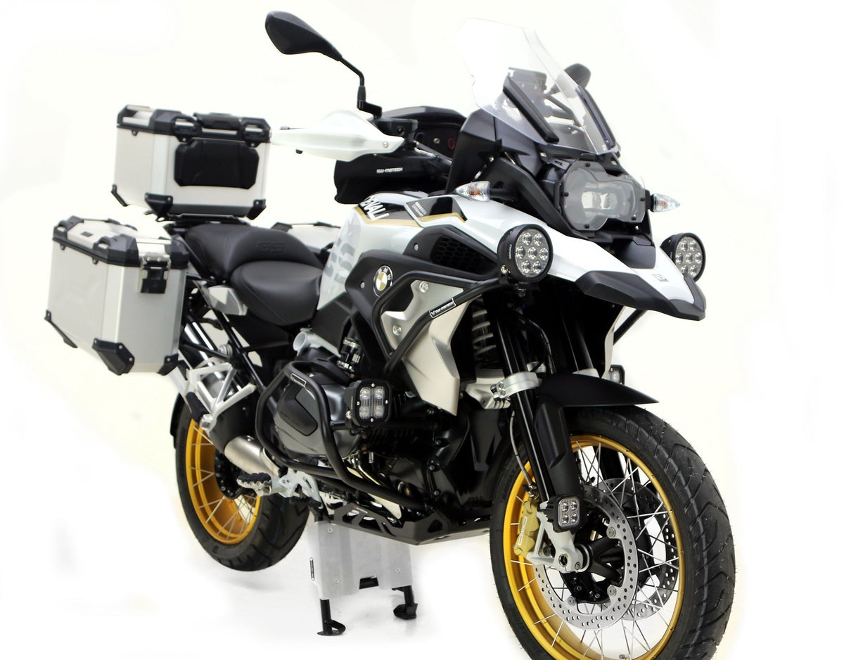Dettaglio del fissaggio del supporto faretti DENALI sulla BMW R 1250 GS