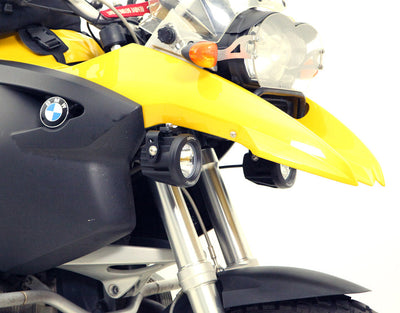 Dettaglio del fissaggio del supporto faretti DENALI sulla R 1200 GS